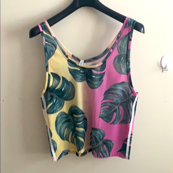 Adidas tops 🌸🌸🌺❤️❤️❣️❣️🦋🦋❤️ - Picture 2 of 4